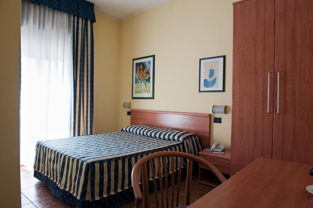 Hotel Blue Ribbon Vercelli Zimmer foto